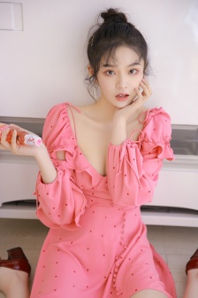 年轻的女教师在线