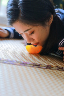 女士使用伸缩棒视频
